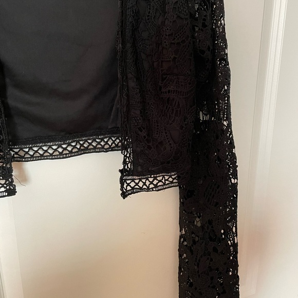 🎉 2x Host Pick! 🎉 Boohoo Black Flare Sleeve Lace Crochet Crop Top - Size 6 - Picture 13 of 13